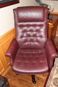 lot 14 image: Executive Office Chair