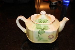 lot 26 image: Teapot Collectible
