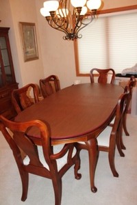 lot 44 image: Thomasville Furniture Solid Cherry Dining Room Table and 6 Chairs