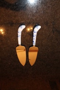 lot 42 image: Set of 2 Blue and White Chinoiserie Cake Servers