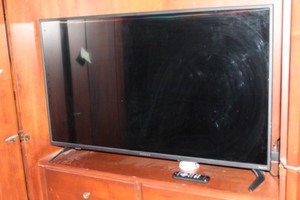 lot 52 image: Insignia 44 Roku TV wRemote