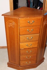 lot 150 image: This 7-Drawer Jewelry Armoire