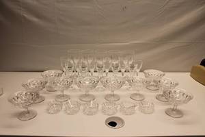 lot 101 image: Lot of Assorted Glass