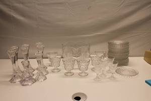 lot 102 image: Lot of Assorted Glassware
