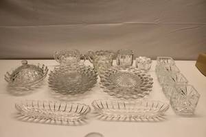 lot 104 image: Lot of Assorted Glassware