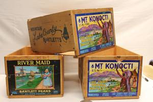 lot 110 image: Set of 3 Bartlett Pear Wooden Boxes
