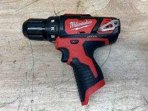 lot 17 image: MILWAUKEE M12 12V Lithium-Ion Cordless 38 in. DrillDriver (Tool-Only)