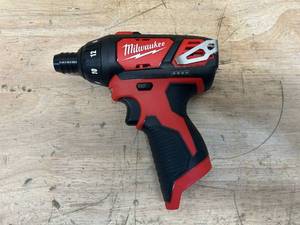 lot 18 image: MILWAUKEE M12 12V Lithium-Ion Cordless 14 in. Hex Screwdriver (Tool-Only)