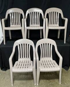 lot 117 image: 5 Plastic Outdoor Chairs