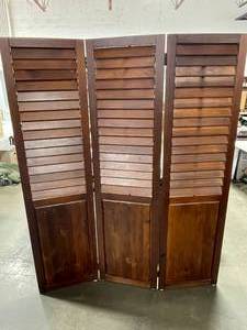 lot 161 image: Wooden Partition w Adjustable Shutters