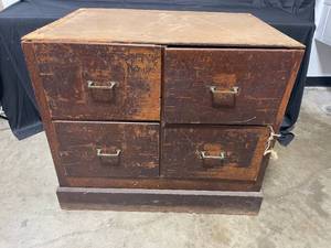 lot 178 image: Brown Wooden 4 Drawer Dresser  Storage Unit