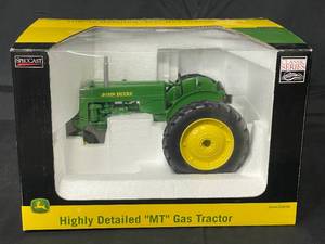 lot 186 image: Collectable John Deere Highly Detailed MT Tricycle Front Gas Tractor