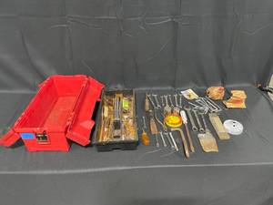 lot 224 image: VTG Toolbox with Aged Hand Tools