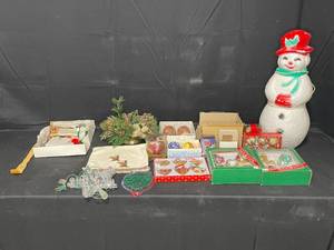 lot 195 image: Christmas Decorations  Ornaments  Mini Snowman