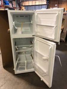 lot 1 image: Vissani 10.1 cu. ft. Top Freezer Refrigerator in White Customer Returns See Pictures