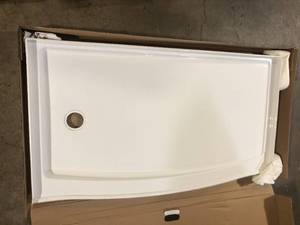lot 27 image: Delta Classic 500 Curve 60 in. L x 32 in. W Alcove Shower Pan Base with Left Drain in High Gloss White   Customer Returns See Pictures