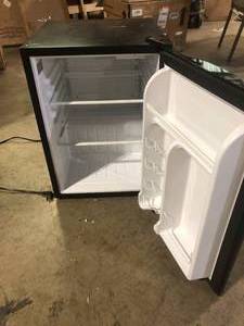 lot 37 image: Magic Chef 2.6 cu. ft. Mini Fridge in Black without Freezer    Customer Returns See Pictures