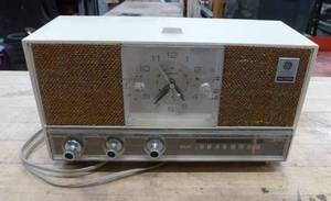 Vintage GE clock radio, works good, very nice condition