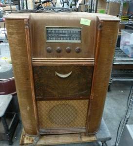 VintageAntique Crosley radio and record player