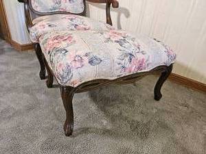 lot 34 image: Handsome French Bergere Chair & Ottoman from Flex Steel