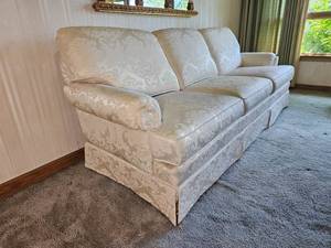 lot 101 image: Floral Linen Upholstered FlexSteel Sofa