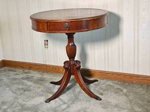 lot 41 image: Handsome Duncan Phyfe Parlor Table