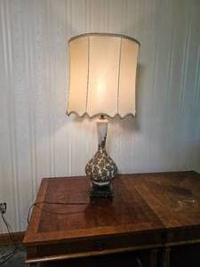 lot 45 image: Retro MCM Table Lamp with Embossed Pattern