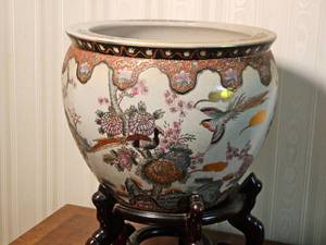 lot 46 image: Large Chinoiserie Peacock Fish Bowl