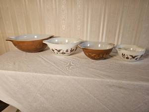 lot 146 image: Pyrex American Cinderella Mixing Bowl Set