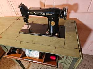 lot 162 image: Singer Sewing Machine & Table