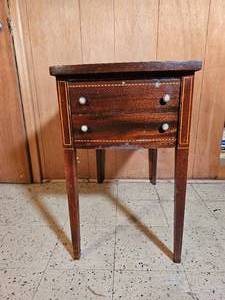 lot 110 image: Vintage Mersman Federal Styled Side Table with Inlay Detail