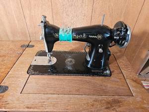 lot 168 image: Singer Sewing Machine & Traditional Cabinet