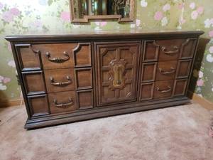 lot 20 image: Vintage Zipperman Furniture Mid-Century 6 Drawer Vanity Dresser