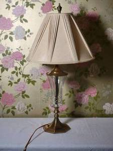lot 253 image: Dazzling Cut Glass Vase Lamp with Gold Accents