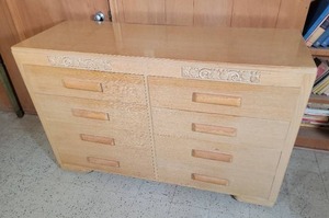lot 208 image: Vintage Carved Blonde 8-Drawer Dresser