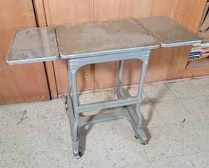lot 128 image: Awesome Vintage Luxco Rolling Work Table