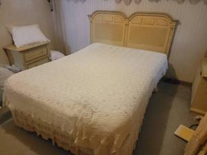 lot 125 image: Stanley Furniture Pastel Yellow Double Bed Set