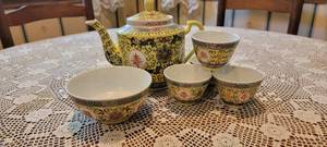 lot 59 image: Pretty Yellow Chinese Tea Service
