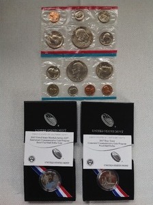 lot 91 image: 1973 US Coin Set and US Mint Half Dollar Coins (2)