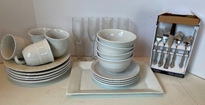 lot 92 image: Dishes and Flatware