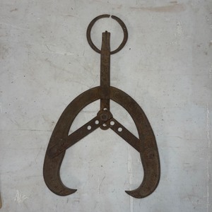 lot 91 image: Antique Hawley McClure & Co. Cast Iron Grapple Hook Hay Trolly