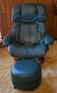 lot 1 image: Ekornes Chair Hunter GreenDark Green