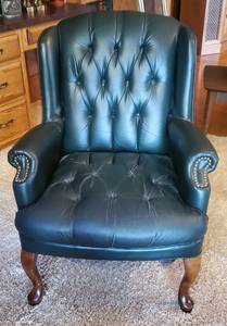 lot 136 image: Dark Green Queen Anne Style Tufted Chair