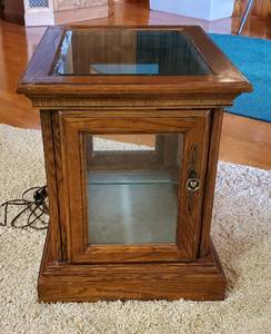 lot 139 image: Lighted Side TableSmall Curio Style Side Table