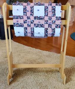 lot 140 image: Quilt Rack with Quilt