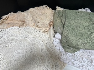 lot 182 image: Lace and Crochet Handiwork Linens