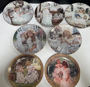lot 185 image: Edwin M. Knowles Collector Plates Heirlooms and Lace