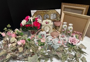 lot 186 image: Roses and More Roses Decor