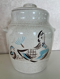 lot 52 image: Vintage Red Wing Bob White Cookie Jar