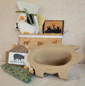 lot 50 image: Haeger Natural Stone Pig